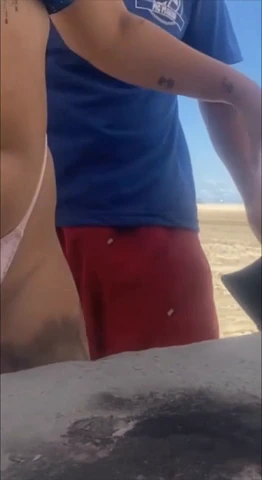 เดินเล่นริมชายหาดแล้วเจอหนุ่มน้อยแอบมอง เลยขอเล่นเสียวกับเขาหน่อย โชว์หุ่นเด็ดๆ ให้ดูเต็มตา แล้วเขาก็เดินเข้ามาใกล้จนบรรยากาศร้อนฉ่า