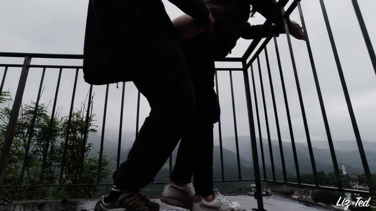 Насред порой Лиз и Тед се отдават на Гореща среща. Страстта им се разпалва, докато се събличат, прегръщайки хладните дъждовни капки по разгорещените си тела. Умелите ръце на Тед изследват желанията на Лиз, което води до експлозивен връх под открито небе.